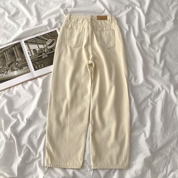 Novi model ženskih traperica u bež boji