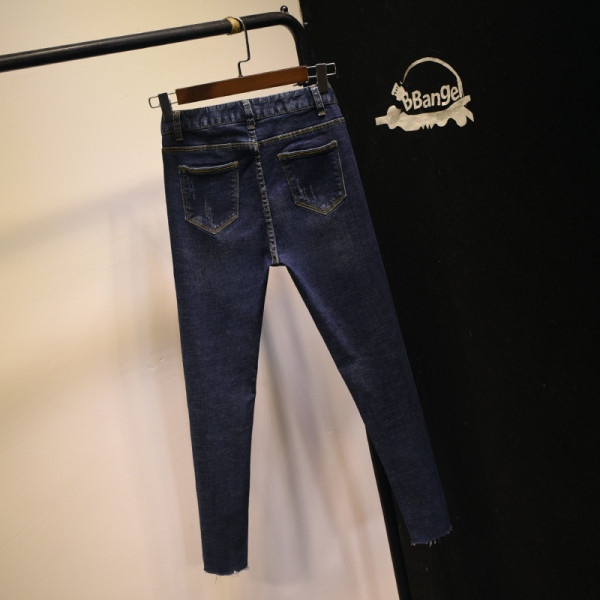 Naiste teksade uus mudel - kõrge vöökoht ja rebenenud elemendid