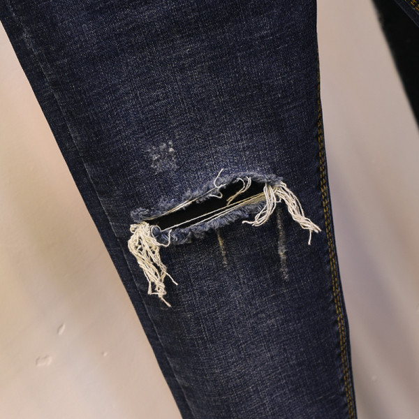 Naiste teksade uus mudel - kõrge vöökoht ja rebenenud elemendid