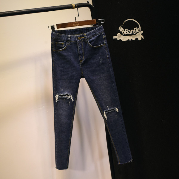 Naiste teksade uus mudel - kõrge vöökoht ja rebenenud elemendid