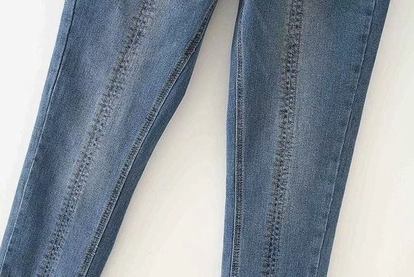 Laisvalaikiai moteriški džinsai vidutiniškai aukštu juosmeniu