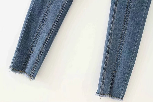 Laisvalaikiai moteriški džinsai vidutiniškai aukštu juosmeniu