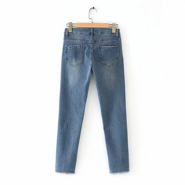 Laisvalaikiai moteriški džinsai vidutiniškai aukštu juosmeniu