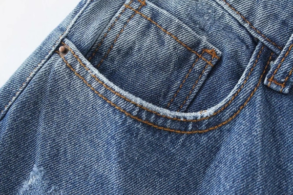 Дамски широки дънки с асиметрично закопчаване