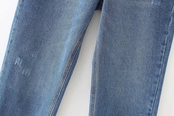 Дамски широки дънки с асиметрично закопчаване