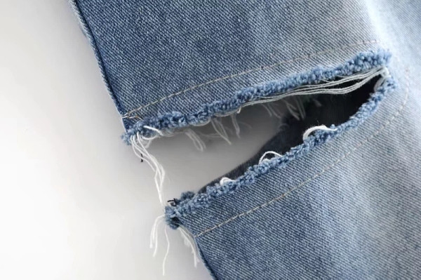 Lai rebenenud motiividega teksapükste mudel naistele