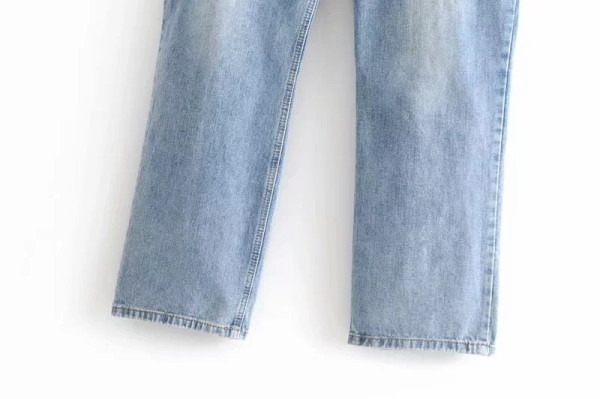 Lai rebenenud motiividega teksapükste mudel naistele