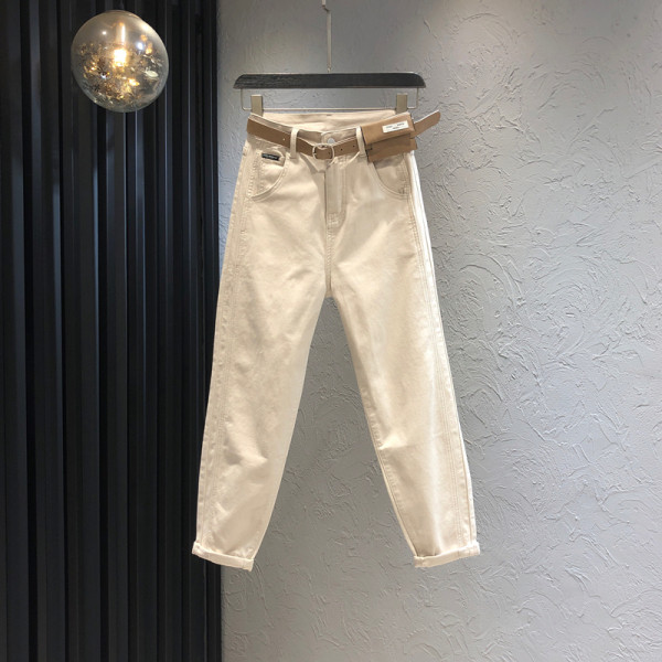 Дамски дънки в бял цвят с колан и висока талия