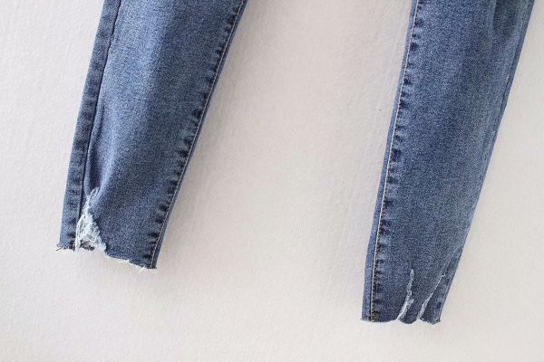 Дамски вталени дънки с висока талия и скъсани мотиви