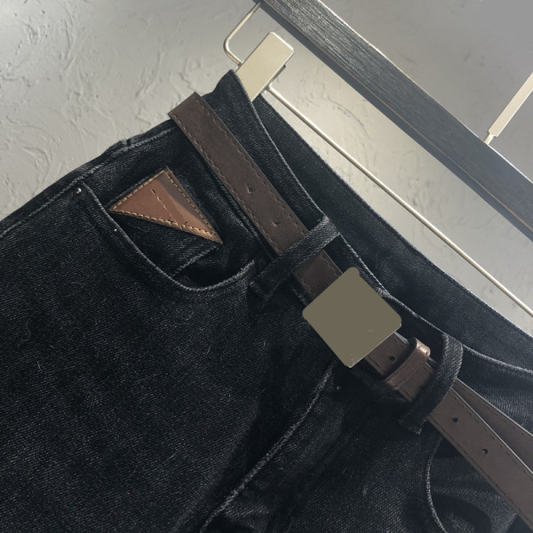 Дамски дънки в черен цвят с колан и висока талия