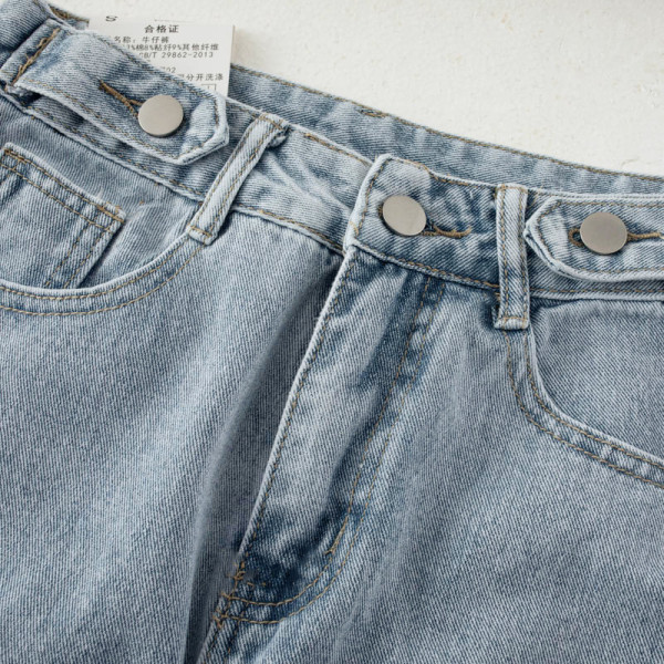 Platus moteriškų ilgų džinsų su sagomis modelis