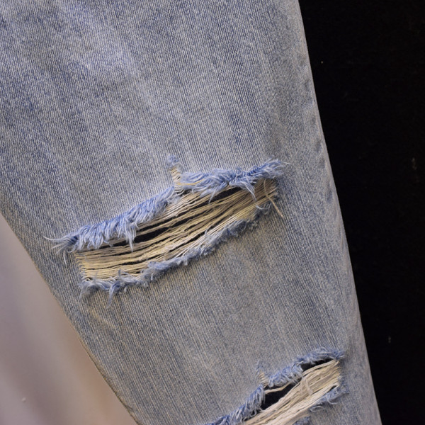 Rebenenud elementidega naiste teksapükste uus mudel - hele denim