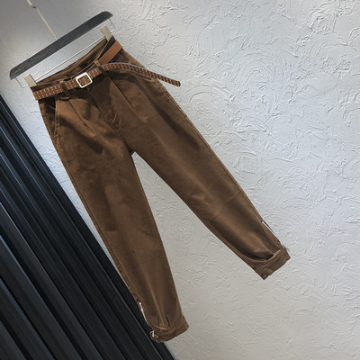 Γυναικεία τζιν με ζώνη και ψηλή μέση σε καφέ χρώμα