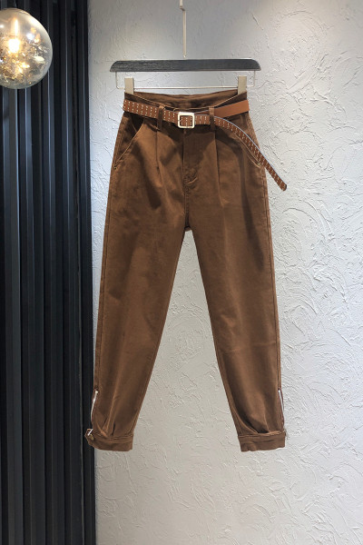 Γυναικεία τζιν με ζώνη και ψηλή μέση σε καφέ χρώμα