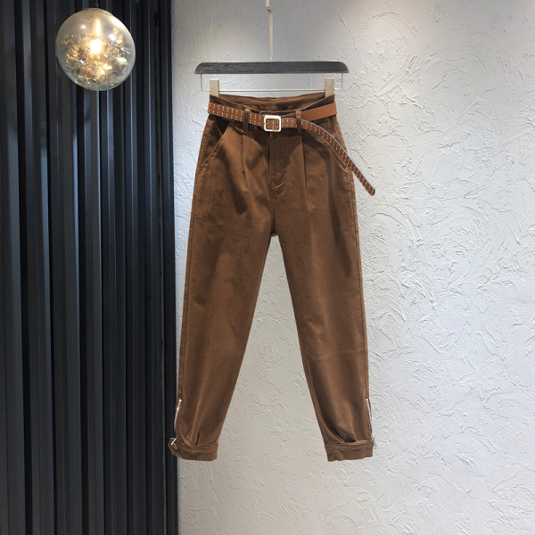 Γυναικεία τζιν με ζώνη και ψηλή μέση σε καφέ χρώμα