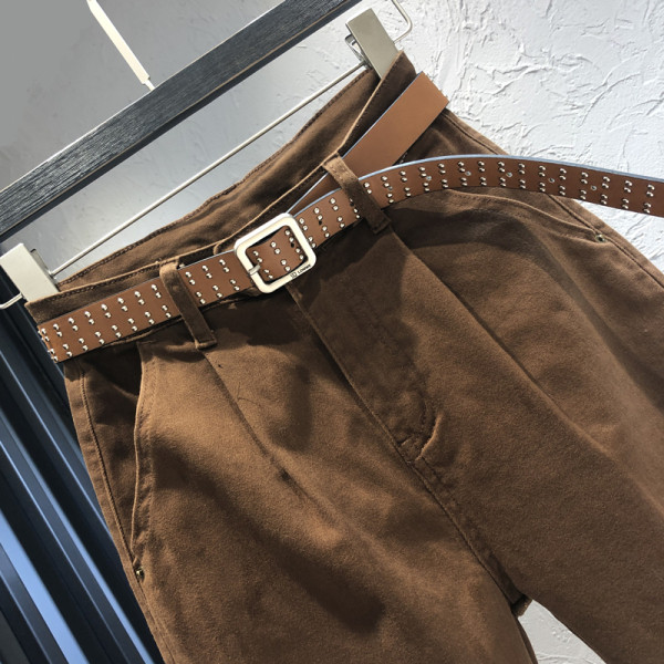 Γυναικεία τζιν με ζώνη και ψηλή μέση σε καφέ χρώμα