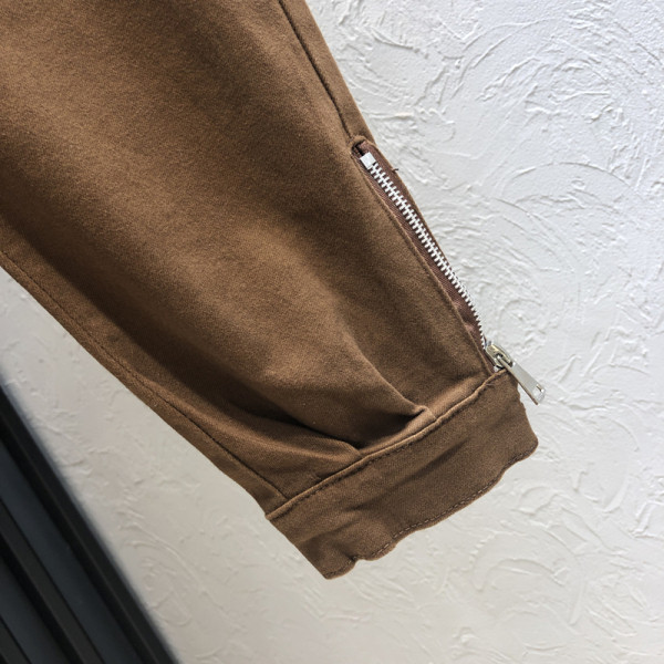 Γυναικεία τζιν με ζώνη και ψηλή μέση σε καφέ χρώμα