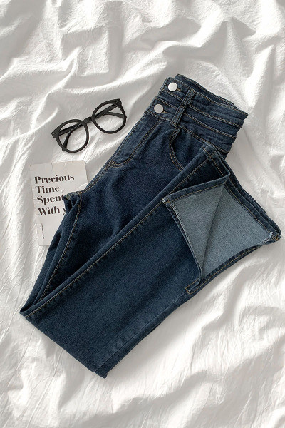 Μοντέρνα γυναικεία τζιν με ψηλή μέση και σχισμή