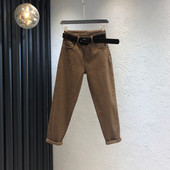 Pruuni värvi vöö ja kõrge vöökohaga naiste teksad