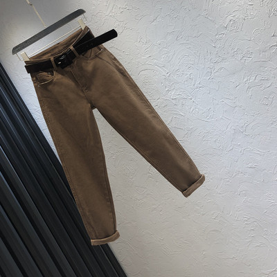 Pruuni värvi vöö ja kõrge vöökohaga naiste teksad