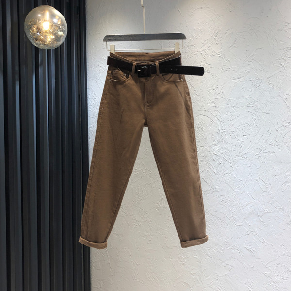 Pruuni värvi vöö ja kõrge vöökohaga naiste teksad