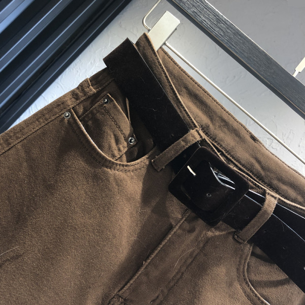 Pruuni värvi vöö ja kõrge vöökohaga naiste teksad