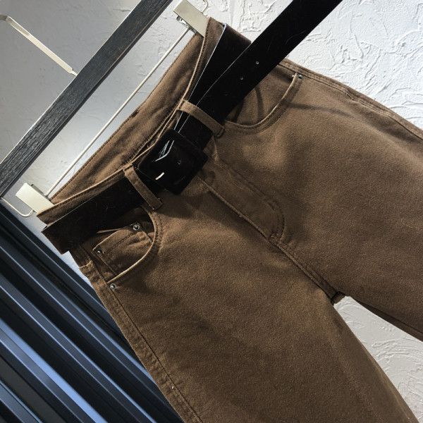 Pruuni värvi vöö ja kõrge vöökohaga naiste teksad