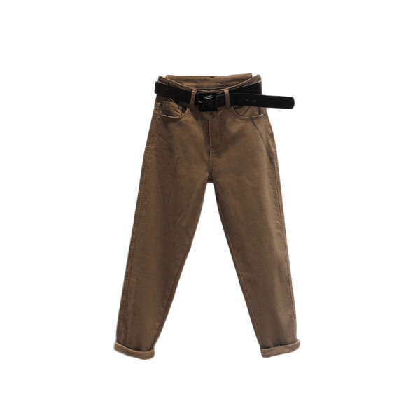 Pruuni värvi vöö ja kõrge vöökohaga naiste teksad