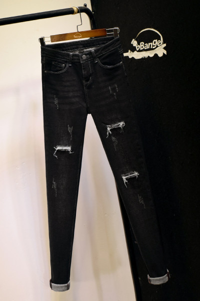 Naiste elastsed kõrge vöökoha ja rebenenud motiividega teksad