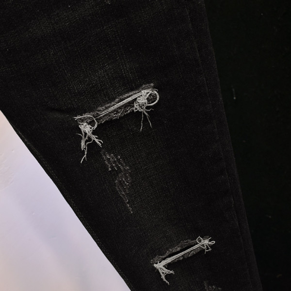 Naiste elastsed kõrge vöökoha ja rebenenud motiividega teksad