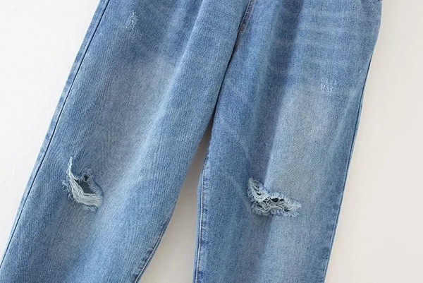 Φαρδύ μοντέλο καλοκαιρινά τζιν με ψηλή μέση και σκισμένα μοτίβα