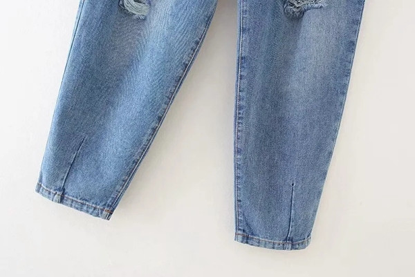 Φαρδύ μοντέλο καλοκαιρινά τζιν με ψηλή μέση και σκισμένα μοτίβα