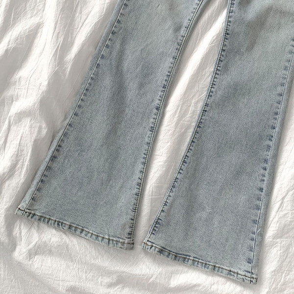 Μοντέρνα γυναικεία τζιν τύπου 