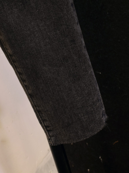 Ženske traperice visokog struka Slim model u crnoj boji