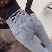 Λεπτό γυναικείο τζιν με σταυρτό στοιχείο