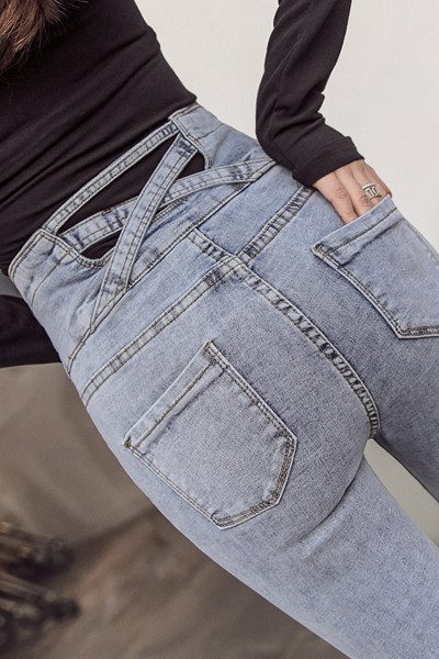 Λεπτό γυναικείο τζιν με σταυρτό στοιχείο