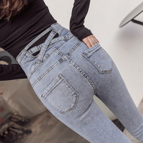 Λεπτό γυναικείο τζιν με σταυρτό στοιχείο