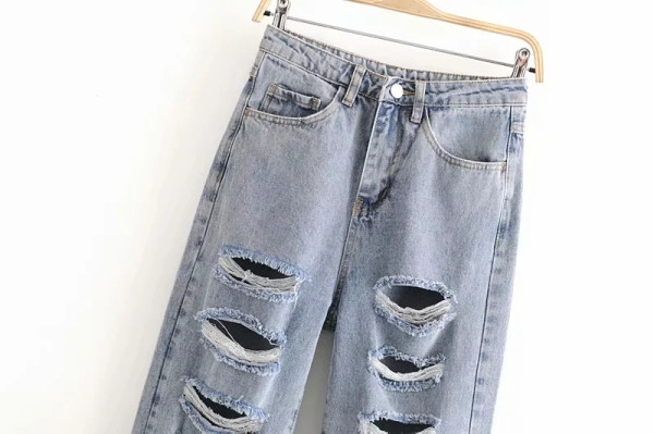 Γυναικεία τζιν casual σε ανοιχτό χρώμα με σκισμένα μοτίβα