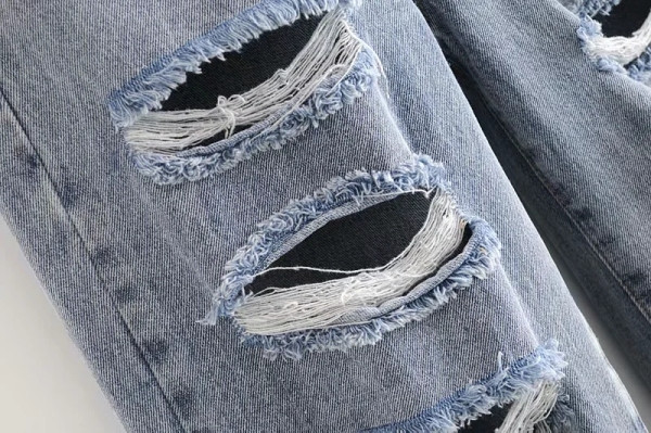 Γυναικεία τζιν casual σε ανοιχτό χρώμα με σκισμένα μοτίβα