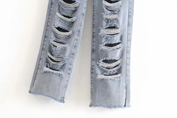 Γυναικεία τζιν casual σε ανοιχτό χρώμα με σκισμένα μοτίβα