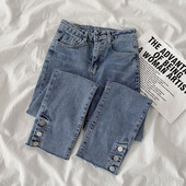 Μοντέρνα γυναικεία τζιν με κουμπιά και ψηλή μέση