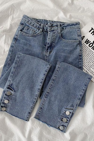 Μοντέρνα γυναικεία τζιν με κουμπιά και ψηλή μέση