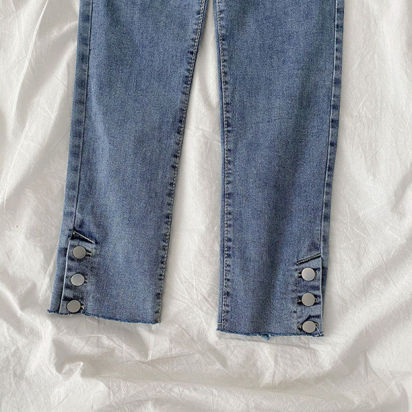 Μοντέρνα γυναικεία τζιν με κουμπιά και ψηλή μέση