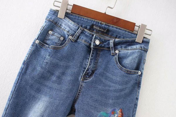 Naiste liibuvad tikandiga teksad