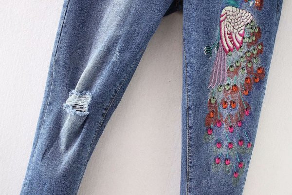 Naiste liibuvad tikandiga teksad