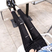 Μαύρα γυναικεία τζιν με σκισμένο μοτίβο