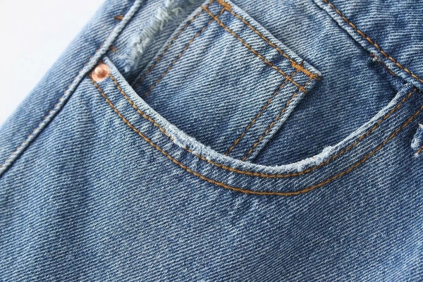 Široke traperice s manžetom i poderanim motivima