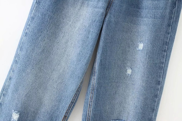 Široke traperice s manžetom i poderanim motivima