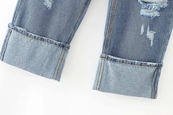 Široke traperice s manžetom i poderanim motivima