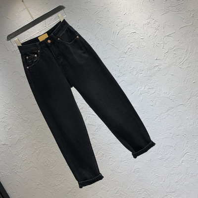 Lihtne kõrge vöökohaga musta värvi naiste teksapükste mudel